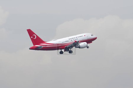 Téléchargez les photos : ISTANBUL, TURQUIE - 11 JUIN 2022 : Décollage de l'Airbus 318-112 Elite (3751) de l'aéroport Ataturk d'Istanbul - en image libre de droit