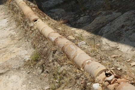 Foto de Tubería de agua en Tripolis en la antigua ciudad de Meander en Denizli City, Turkiye - Imagen libre de derechos