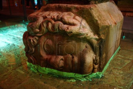 Foto de ISTANBUL, TURQUÍA - 11 DE SEPTIEMBRE DE 2022: Medusa se encuentra en la Cisterna Basílica en el distrito de Sultanahmet. Basílica Cisterna es la cisterna más grande que se encuentran debajo de la ciudad de Estambul - Imagen libre de derechos