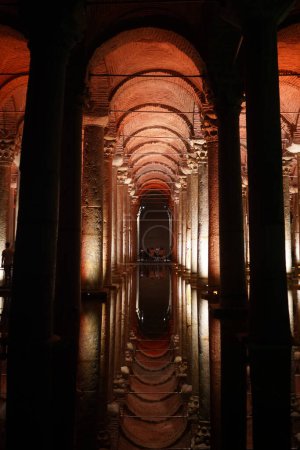 Foto de ISTANBUL, TURQUÍA - 11 DE SEPTIEMBRE DE 2022: Dentro de la Cisterna Basílica en el distrito de Sultanahmet. Basílica Cisterna es la cisterna más grande que se encuentran debajo de la ciudad de Estambul - Imagen libre de derechos