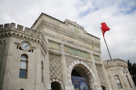 Foto de ISTANBUL, TURQUÍA - 11 de septiembre de 2022: La entrada principal a la Universidad de Estambul. Gate fue utilizado anteriormente como sede del Ministerio de Guerra por el gobierno otomano. - Imagen libre de derechos