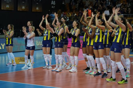 Téléchargez les photos : ISTANBUL, TURQUIE - LE 06 MAI 2022 : Les joueurs de Fenerbahce Opet célèbrent la victoire des éliminatoires de la Ligue turque des sultans de Vakifbank au Burhan Felek Sport Hall - en image libre de droit