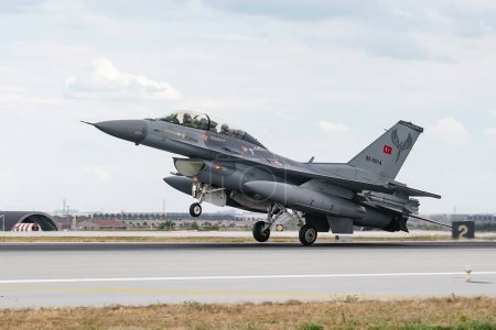 Foto de KONYA, TURKIYE - JUNE 30, 2022: Turkish Air Force General Dynamics F-16D Fighting Falcon (4S-10) landing to Konya Airport during Anatolian Eagle Air Force Exercise - Imagen libre de derechos