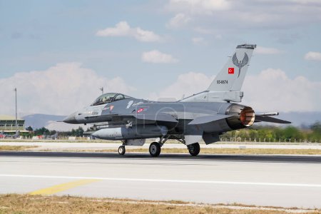 Téléchargez les photos : KONYA, TURQUIE - 30 JUIN 2022 : Le Lockheed Martin F-16C de l'armée de l'air turque décolle de l'aéroport de Konya pendant l'exercice Anatolian Eagle Air Force - en image libre de droit