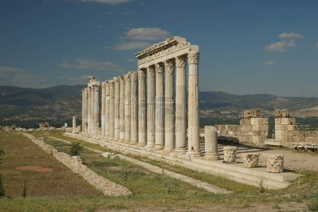 Columnas en Laodicea sobre la ciudad antigua de Lycus en Denizli City, Turkiye