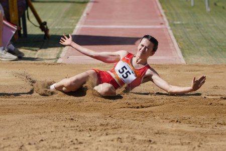 Foto de DENIZLI, TURQUÍA - 17 DE JULIO DE 2022: Atleta indefinido saltando durante el Campeonato Balcánico de Atletismo Sub-20 en la pista de atletismo Denizli Albayrak - Imagen libre de derechos
