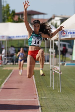Foto de DENIZLI, TURQUÍA - 17 DE JULIO DE 2022: Atleta indefinido saltando durante el Campeonato Balcánico de Atletismo Sub-20 en la pista de atletismo Denizli Albayrak - Imagen libre de derechos