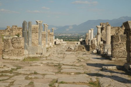 Foto de Colonnaded Street en Laodicea en Lycus Ancient City en Denizli City, Turkiye - Imagen libre de derechos
