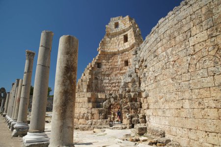 Téléchargez les photos : Porte hellénistique à Perge Ancienne ville d'Antalya, Turkiye - en image libre de droit