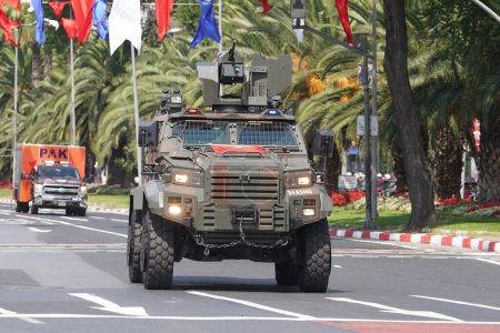 Téléchargez les photos : ISTANBUL, TURKIYE - AUGUST 30, 2022: Police vehicle parade during 100th anniversary of 30 August Turkish Victory Day parade on Vatan Avenue - en image libre de droit