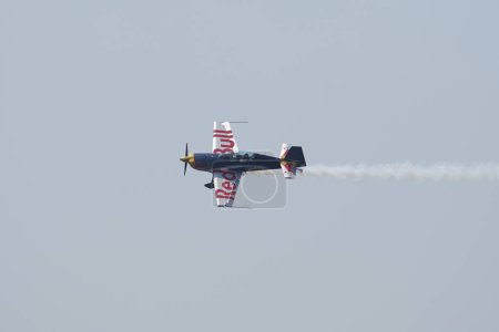 Téléchargez les photos : ISTANBUL, TURKIYE - AUGUST 14, 2022: Dario Costa performs aerobatic show in Red Bull Flugtag. - en image libre de droit