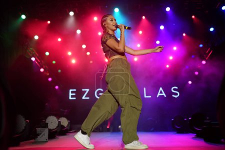 Téléchargez les photos : ISTANBUL, TURKIYE - AUGUST 14, 2022: Turkish singer Ezgi Alas concert in Istanbul Fest - en image libre de droit