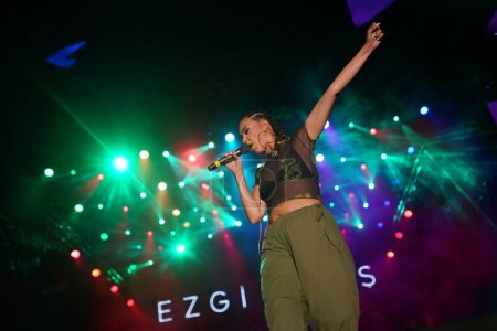 Téléchargez les photos : ISTANBUL, TURKIYE - AUGUST 14, 2022: Turkish singer Ezgi Alas concert in Istanbul Fest - en image libre de droit
