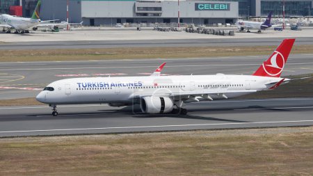 Foto de ISTANBUL, TURKIYE - AUGUST 06, 2022: Turkish Airlines Airbus 350-941 (421) landing to Istanbul International Airport - Imagen libre de derechos