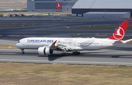 Téléchargez les photos : ISTANBUL, TURKIYE - AUGUST 06, 2022: Turkish Airlines Airbus 350-941 (421) landing to Istanbul International Airport - en image libre de droit