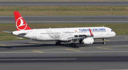 Téléchargez les photos : ISTANBUL, TURKIYE - SEPTEMBER 17, 2022: Turkish Airlines Airbus A321-231 (7299) landing to Istanbul International Airport - en image libre de droit