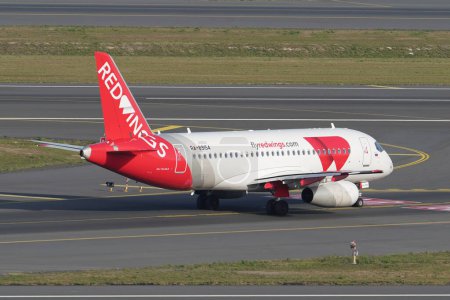 Téléchargez les photos : ISTANBUL, TURQUIE - 17 SEPTEMBRE 2022 : Red Wings Airlines Sukhoi 100-95B (95122) atterrissant à l'aéroport international d'Istanbul - en image libre de droit