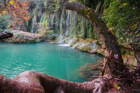 Téléchargez les photos : Cascade Kursunlu dans la ville d'Antalya à Turkiye - en image libre de droit