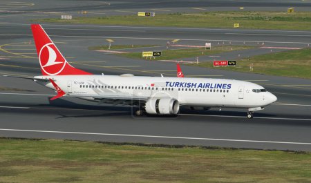 Foto de ISTANBUL, TURQUÍA - 01 DE OCTUBRE DE 2022: Turkish Airlines Boeing 737-8MAX (60053) aterriza en el Aeropuerto Internacional de Estambul - Imagen libre de derechos