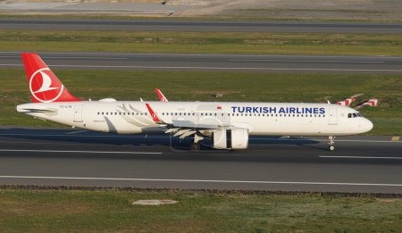 Téléchargez les photos : ISTANBUL, TURKIYE - NOVEMBER 05, 2022: Turkish Airlines Airbus A321-271NX (10751) landing to Istanbul International Airport - en image libre de droit
