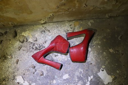 Téléchargez les photos : ISTANBUL, TURKEY - JANUARY 06, 2022: Heeled shoes in abandoned and forsaken brothel in Zurefa Street where brothel district of Istanbul and closed in 2019 - en image libre de droit
