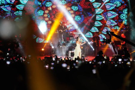 Téléchargez les photos : ISTANBUL, TURKEY - JUNE 01, 2022: Turkish singer Melek Mosso concert during Beyoglu Culture Road Festival - en image libre de droit