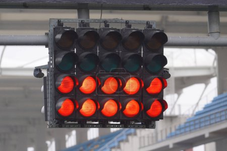 Foto de Luces de arranque rojas en un circuito de carreras - Imagen libre de derechos