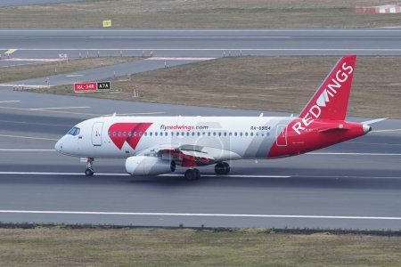 Téléchargez les photos : ISTANBUL, TURKIYE - AUGUST 06, 2022: Red Wings Airlines Sukhoi SuperJet 100-95B (95122) landing to Istanbul International Airport - en image libre de droit