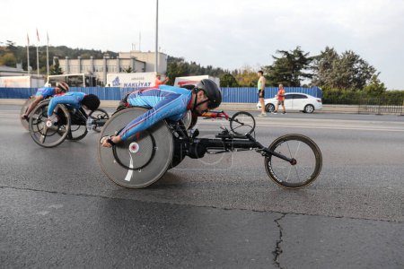 Foto de ISTANBUL, TURQUÍA - 06 DE NOVIEMBRE DE 2022: Atleta paralímpico corriendo en 44. Maratón de Estambul que incluye dos continentes en una carrera. - Imagen libre de derechos
