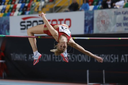 Foto de ISTANBUL, TURKEY - MARCH 05, 2022: Marija Vukovic high jumping during Balkan Athletics Indoor Championships in Atakoy Athletics Arena - Imagen libre de derechos