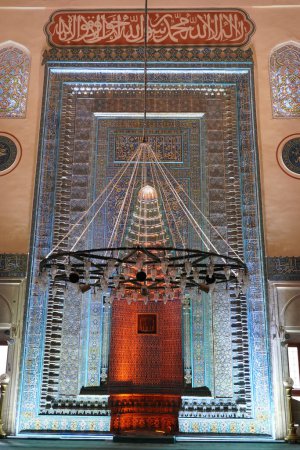 Foto de BURSA, TURQUÍA - 09 DE ABRIL DE 2023: Mezquita Yesil en el lado este de Bursa. Construcción de la mezquita terminada en 1412 - Imagen libre de derechos