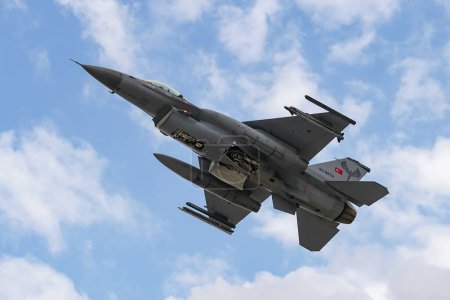 Téléchargez les photos : KONYA, TURQUIE - 30 JUIN 2022 : Lockheed Martin F-16C de l'armée de l'air turque combattant le faucon (HC-18) survolant l'aéroport de Konya pendant l'exercice Anatolian Eagle Air Force - en image libre de droit