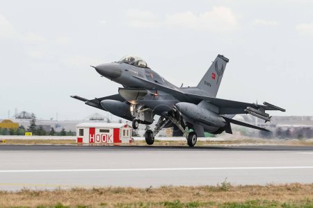 Foto de KONYA, TURQUÍA - 30 DE JUNIO DE 2022: Fuerza Aérea Turca Lockheed Martin F-16C Fighting Falcon (HC-18) landing to Konya Airport during Anatolian Eagle Air Force Exercise - Imagen libre de derechos