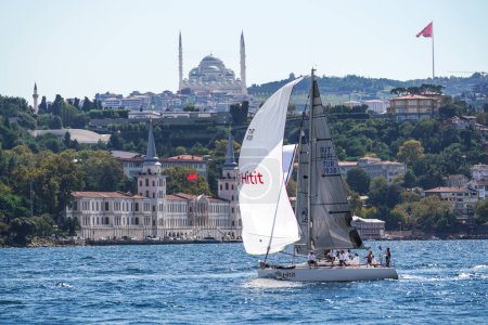 Foto de ISTANBUL, TURKIYE - SEPTEMBER 24, 2022: Sailboats competing in Bosphorus Cup - Imagen libre de derechos
