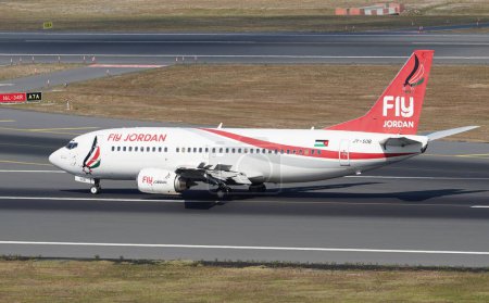 Foto de ISTANBUL, TURKIYE - AUGUST 06, 2022: FlyJordan Boeing 737-33V (29342) landing to Istanbul International Airport - Imagen libre de derechos
