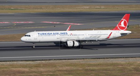 Téléchargez les photos : ISTANBUL, TURKIYE - AUGUST 06, 2022: Turkish Airlines Airbus A321-231 (6652) landing to Istanbul International Airport - en image libre de droit