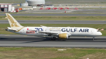 Foto de ISTANBUL, TURQUÍA - 01 DE OCTUBRE DE 2022: Gulf Air Boeing 787-9 (39985) aterriza en el Aeropuerto Internacional de Estambul - Imagen libre de derechos