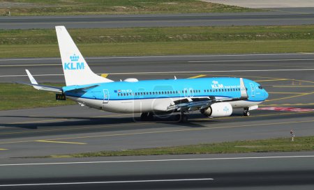 Téléchargez les photos : ISTANBUL, TURKIYE - OCTOBER 01, 2022: KLM Boeing 737-8K2 (37820) landing to Istanbul International Airport - en image libre de droit
