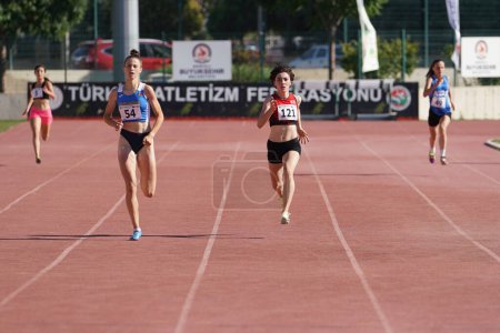 Foto de DENIZLI, TURQUÍA - 16 DE JULIO DE 2022: Atletas corriendo 400 metros durante el Campeonato de Atletismo de los Balcanes Sub-20 en la pista de atletismo Denizli Albayrak - Imagen libre de derechos