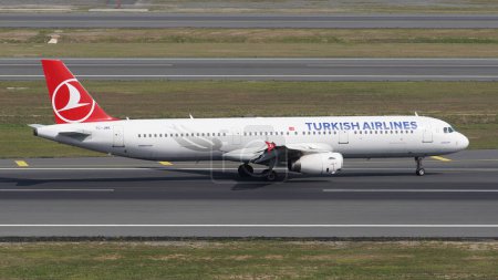 Téléchargez les photos : ISTANBUL, TURQUIE - 17 SEPTEMBRE 2022 : Atterrissage de l'Airbus A321-231 (3738) de Turkish Airlines à l'aéroport international d'Istanbul - en image libre de droit