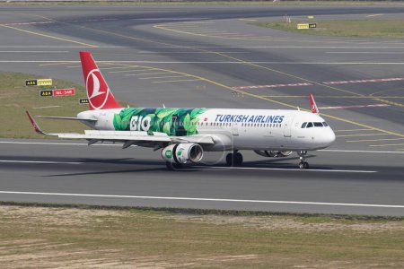Téléchargez les photos : ISTANBUL, TURKIYE - SEPTEMBER 17, 2022: Turkish Airlines Airbus A321-231 (6709) landing to Istanbul International Airport - en image libre de droit