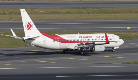 Foto per ISTANBUL, TURKIYE - SEPTEMBER 17, 2022: Air Algerie Boeing 737-8D6 (60750) landing to Istanbul International Airport - Immagine Royalty Free