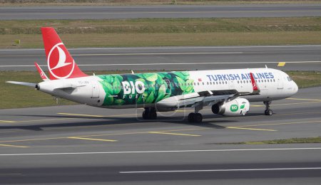Téléchargez les photos : ISTANBUL, TURKIYE - SEPTEMBER 17, 2022: Turkish Airlines Airbus A321-231 (6709) landing to Istanbul International Airport - en image libre de droit