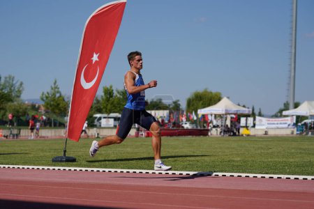 Foto de DENIZLI, TURQUÍA - 16 DE JULIO DE 2022: Atleta indefinido corriendo 400 metros durante el Campeonato Balcánico de Atletismo Sub-20 en la pista de atletismo Denizli Albayrak - Imagen libre de derechos