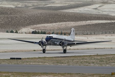 Foto de ESKISEHIR, TURKIYE - SEPTEMBER 18, 2022: M.S.O Air and Space Museum Douglas DC-3A (2204) display in Sivrihisar SHG Airshow - Imagen libre de derechos