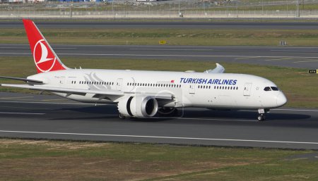 Photo for ISTANBUL, TURKIYE - SEPTEMBER 17, 2022: Turkish Airlines Boeing 787-9 (65809) landing to Istanbul International Airport - Royalty Free Image