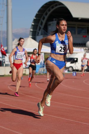 Foto de DENIZLI, TURQUÍA - 16 DE JULIO DE 2022: Atletas corriendo 400 metros durante el Campeonato de Atletismo de los Balcanes Sub-20 en la pista de atletismo Denizli Albayrak - Imagen libre de derechos