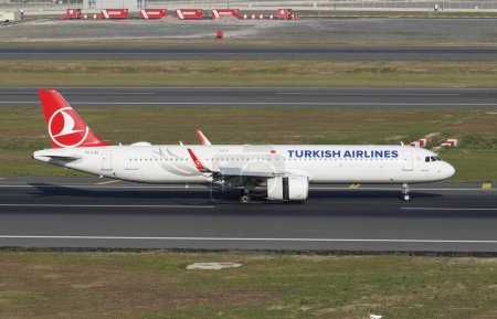 Téléchargez les photos : ISTANBUL, TURQUIE - 17 SEPTEMBRE 2022 : Atterrissage de l'Airbus A321-271NX (9000) de Turkish Airlines à l'aéroport international d'Istanbul - en image libre de droit