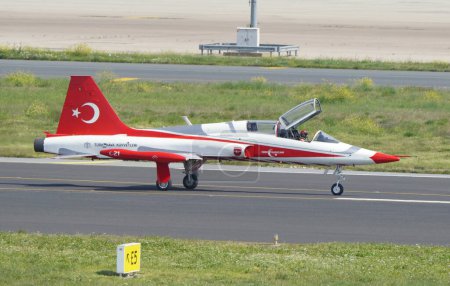 Foto de ISTANBUL, TURQUÍA - 29 DE ABRIL DE 2023: Estrellas turcas, demostración acrobática de la Fuerza Aérea turca en el aeropuerto de Estambul Ataturk durante Teknofest Estambul - Imagen libre de derechos