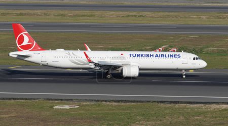 Photo for ISTANBUL, TURKIYE - SEPTEMBER 17, 2022: Turkish Airlines Airbus A321-271NX (9082) landing to Istanbul International Airport - Royalty Free Image